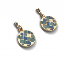 arete fantasia circulo color dorado con cuadros de azul  